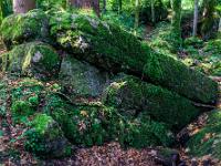 Übereinanderliegende Felsplatten